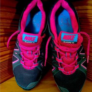 Nike Air Alvord 10 Trail Women’s Sneakers in pink & graphite NWOT